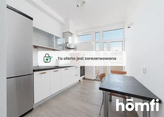 Kuchnia; sprzęt kuchenny, podłoga drewniana, światło dzienne, styl nowoczesny