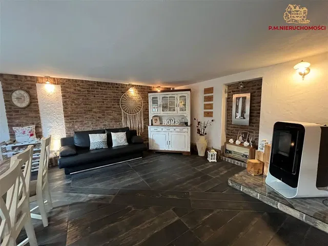 Wohnzimmer; holzboden, rustikaler stil, tageslicht, kamin