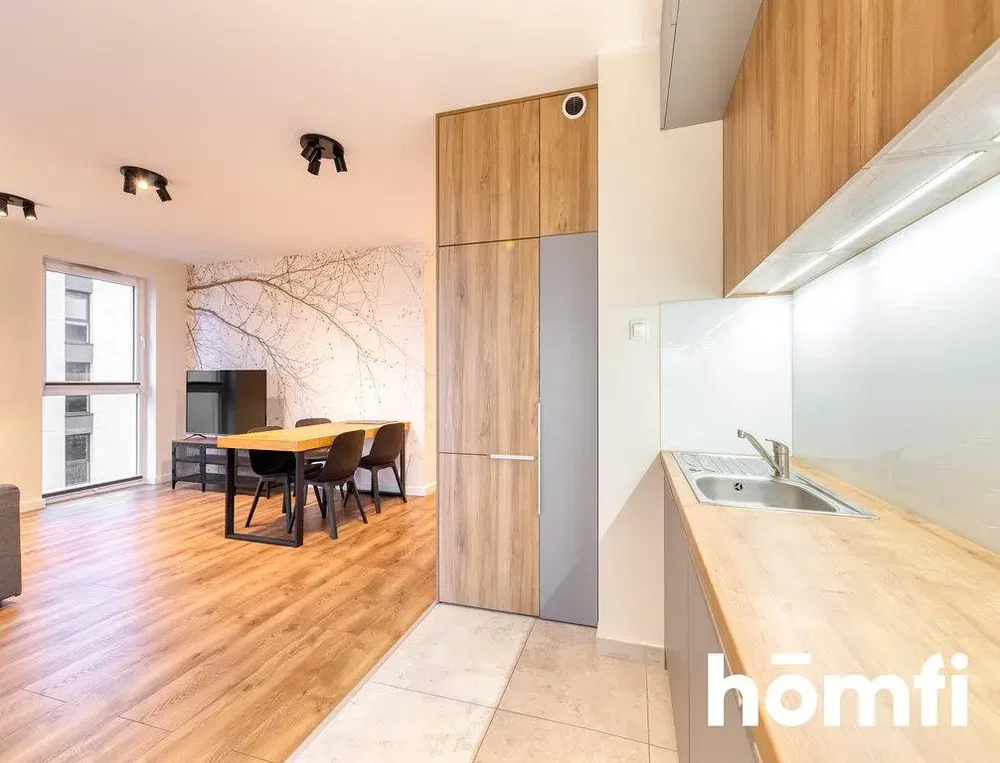 Kuhinja; drveni pod, prirodno svjetlo