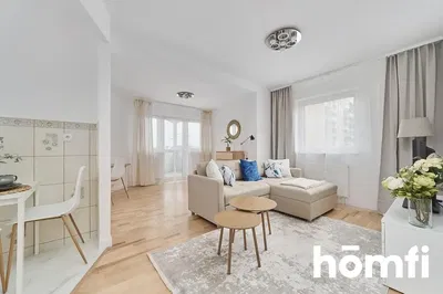 Dnevni boravak; prirodna svjetlost, drveni pod, moderan stil