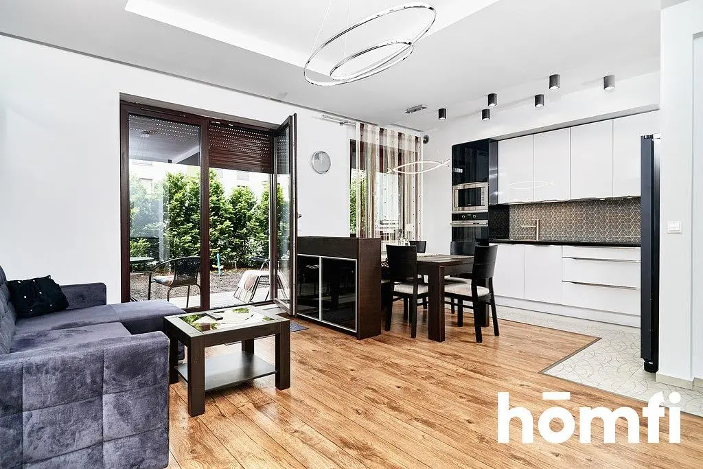 Dnevna soba; pogled, kuhinjski aparati, prirodno svjetlo, moderni stil, drveni pod