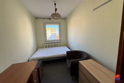 Spavaća soba; prirodno svjetlo, potrebna renovacija