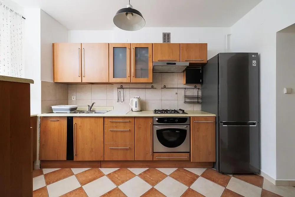 Cuisine; électroménager, carrelage, lumière naturelle
