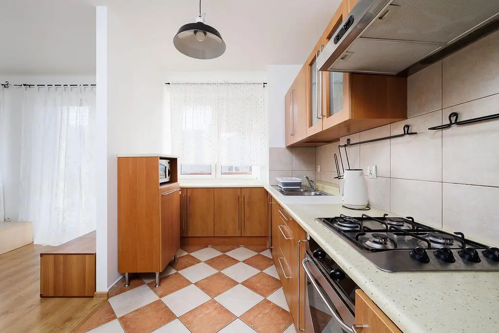 Cuisine; électroménager, carrelage, lumière naturelle