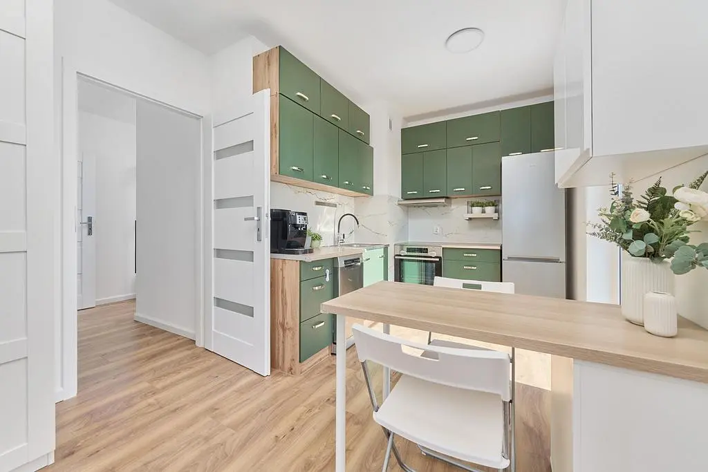 Mutfak; mutfak aletleri, doğal ışık, modern stil, ahşap zemin