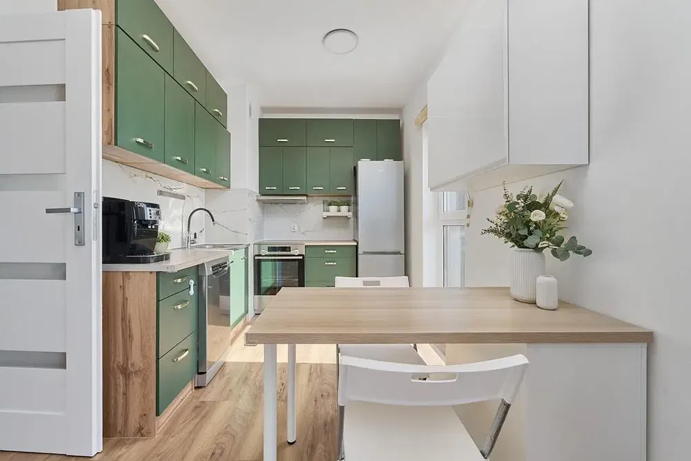 Mutfak; mutfak aletleri, doğal ışık, modern stil