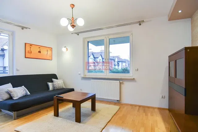 Wohnzimmer; holzboden, tageslicht, moderner stil, blick