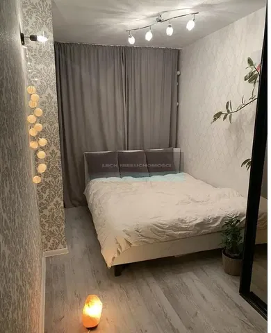 Schlafzimmer; holzboden, tageslicht