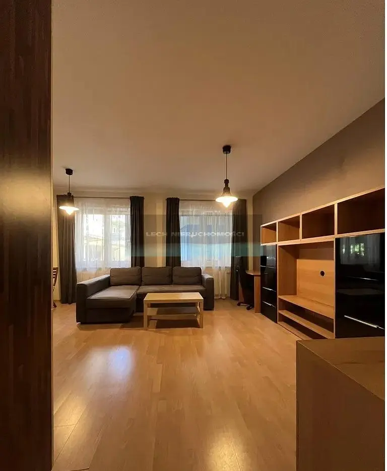 Salon; parquet, lumière naturelle, style moderne