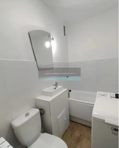 Badezimmer; fliesenboden, tageslicht, renoviert