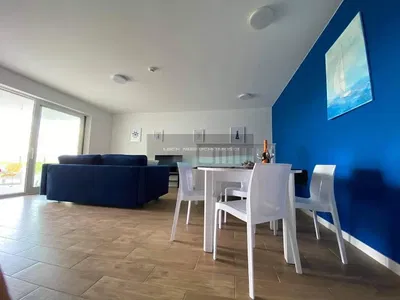 Oturma odası; fayans zemin, doğal ışık, modern stil