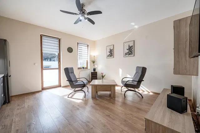 Wohnzimmer; holzboden, tageslicht, moderner stil