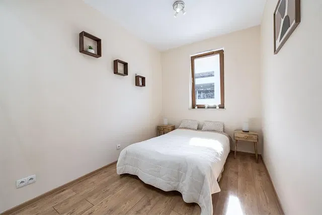 Schlafzimmer; holzboden, tageslicht