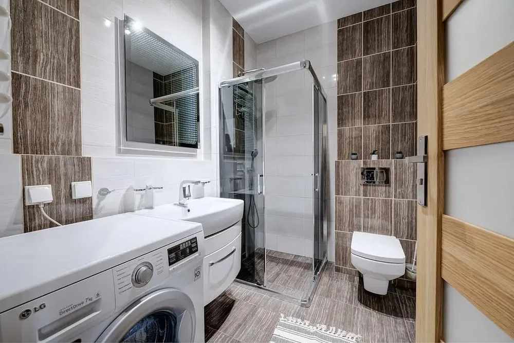 Banyo; fayans zemin, tadilatlı, doğal ışık