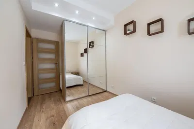 Yatak odası; ahşap zemin, doğal ışık