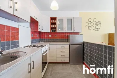 Cuisine; électroménager, carrelage, rénové, lumière naturelle