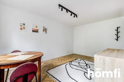 Wohnzimmer; holzboden, moderner stil, tageslicht