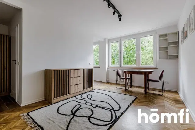 Wohnzimmer; tageslicht, holzboden, moderner stil