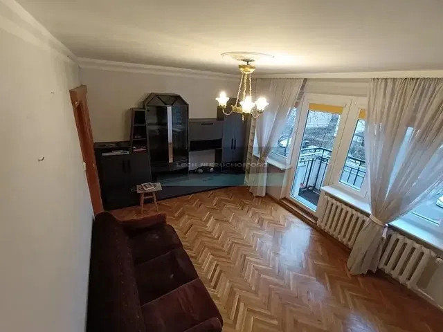 Salon; podłoga drewniana, światło dzienne, styl nowoczesny