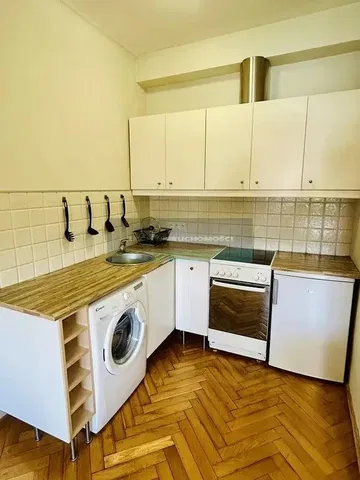 Kuchnia; sprzęt kuchenny, podłoga z płytek