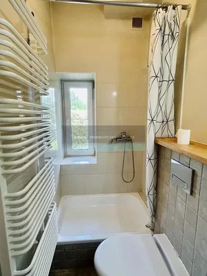 Banyo; doğal ışık, fayans zemin