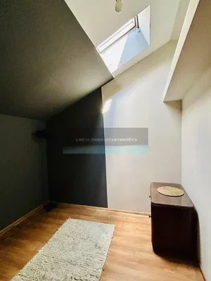 Çocuk odası; ahşap zemin, doğal ışık