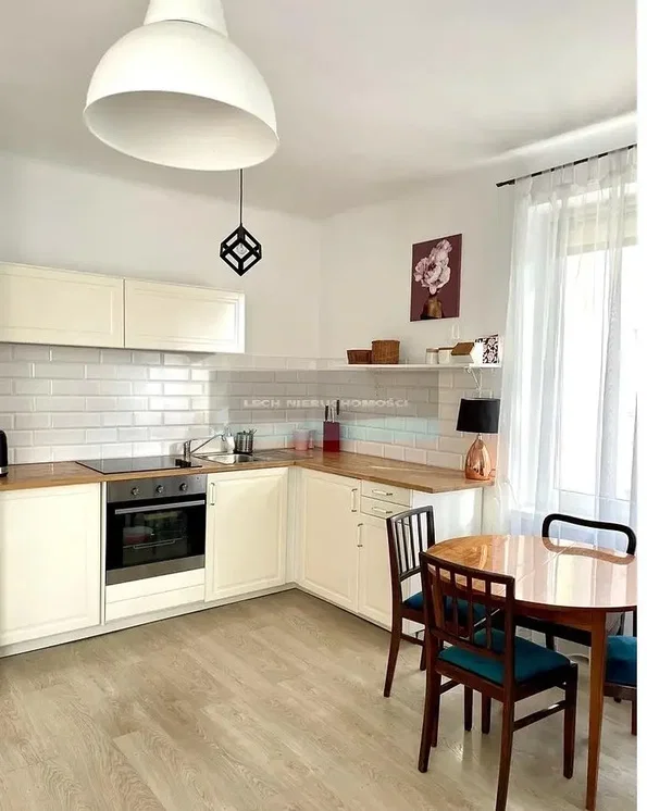 Кухиња; кухињски апарати, природно светло, модерни стил, дрвени под