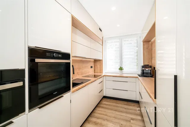 Keuken; keukenapparatuur, moderne stijl, gerenoveerd, natuurlijk licht