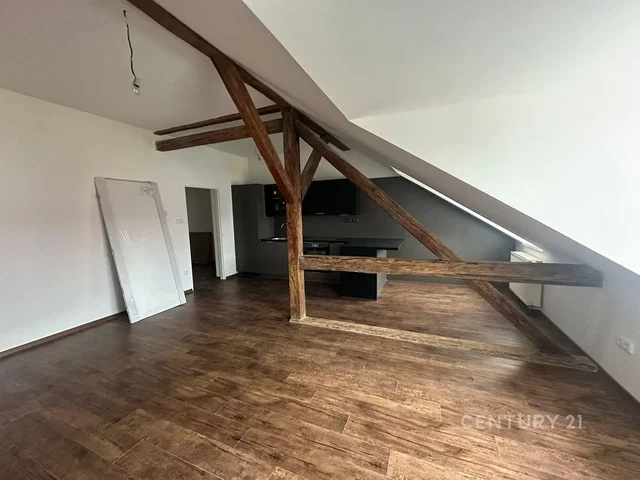 Living room; wood beams, wood floor