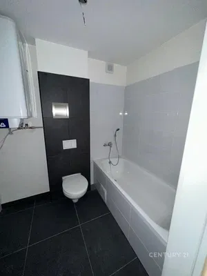 Badezimmer; fliesenboden, warmwasserbereiter