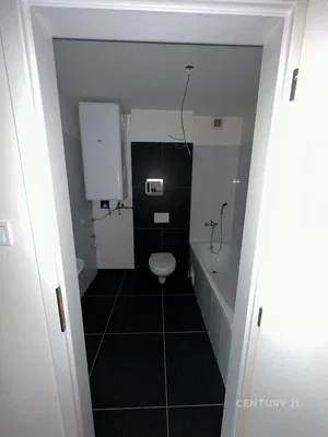 Badezimmer; fliesenboden, warmwasserbereiter