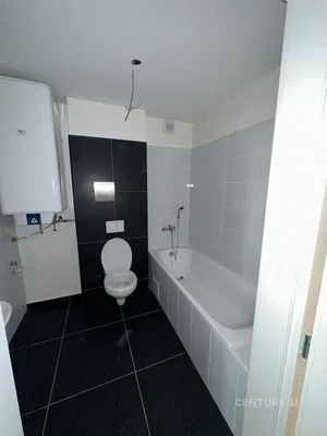 Bagno; pavimento in piastrelle, scaldabagno