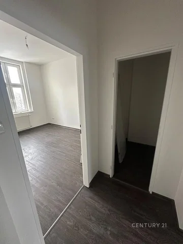 Quarto; luz natural, chão de madeira