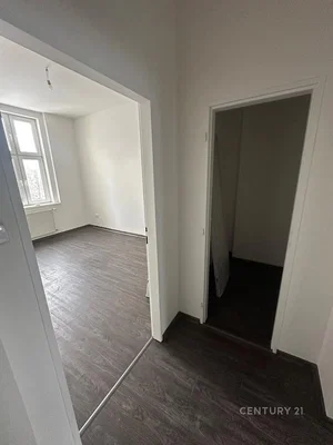 Ložnice; přirozené světlo, dřevěná podlaha