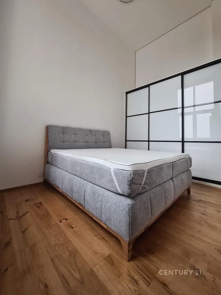 Schlafzimmer; holzboden, tageslicht