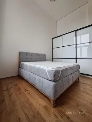 Schlafzimmer; holzboden, tageslicht