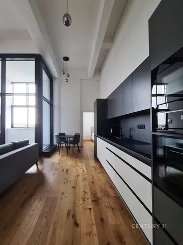 Cozinha; vista, chão de madeira, luz natural, estilo moderno