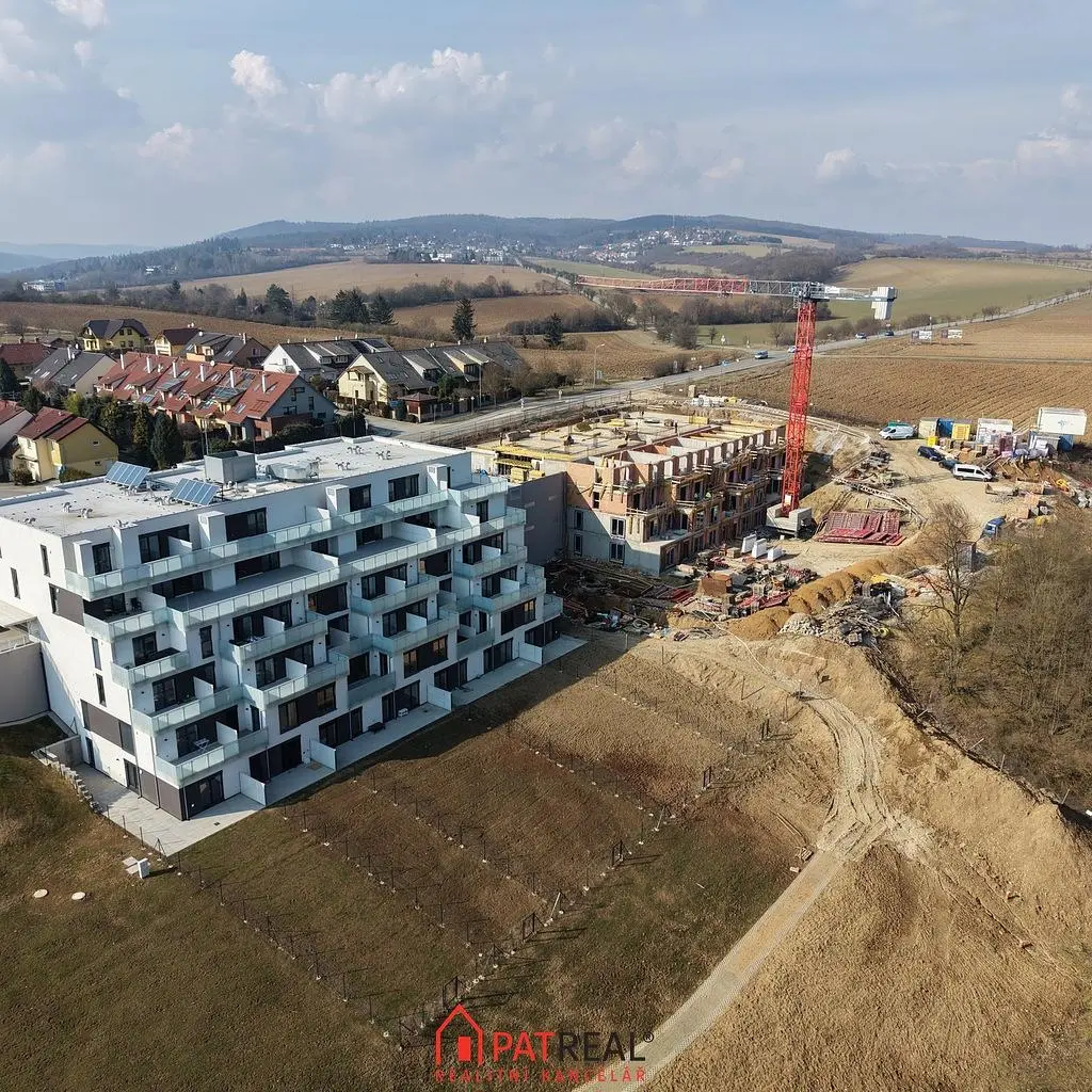 Dům a okolí; výhled