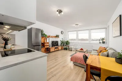 Obývací pokoj; výhled, dřevěná podlaha, přirozené světlo, moderní styl