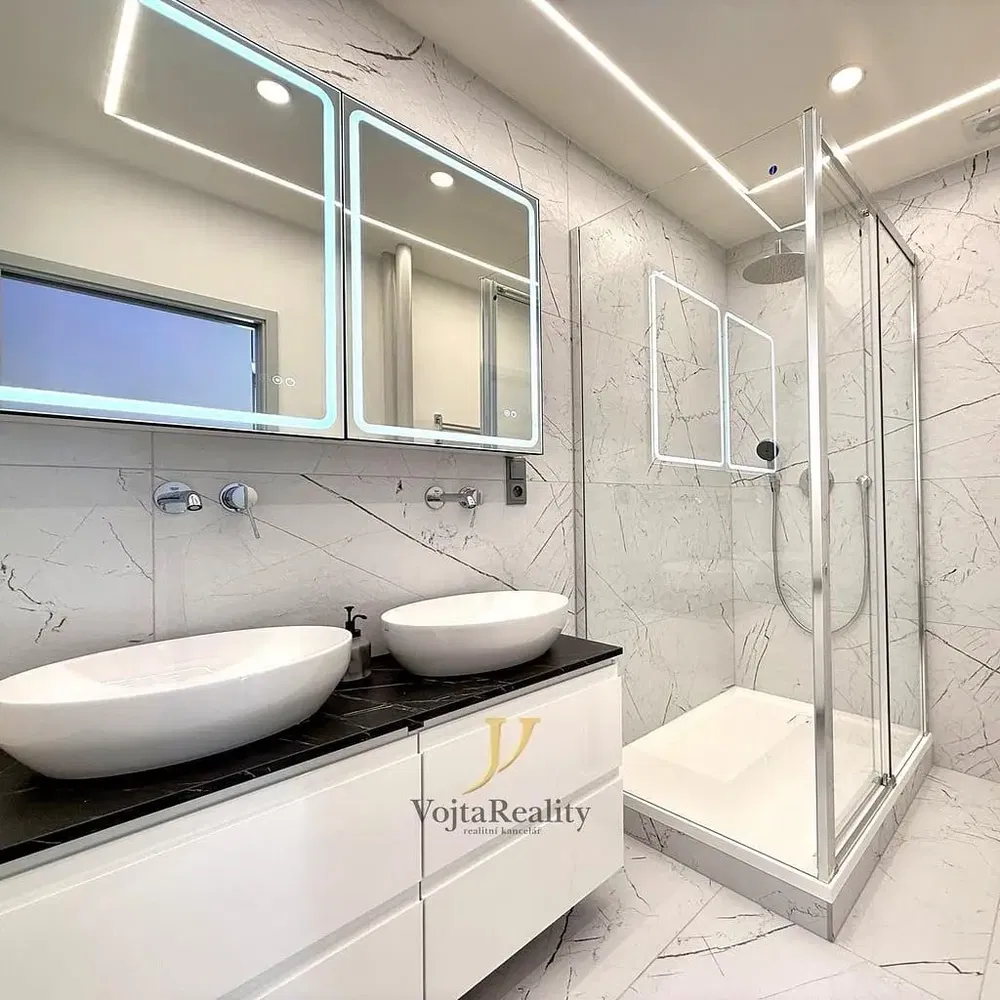 Banyo; tadilatlı, fayans zemin, doğal ışık