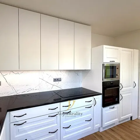 Keuken; keukenapparatuur, moderne stijl, houten vloer, gerenoveerd, natuurlijk licht