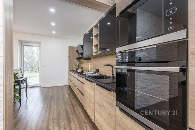 Kuchyně; kuchyňské spotřebiče, moderní styl, dřevěná podlaha, přirozené světlo, po rekonstrukci