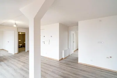 Salon; lumière naturelle, carrelage, rénové