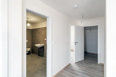 Toilettes; carrelage, lumière naturelle