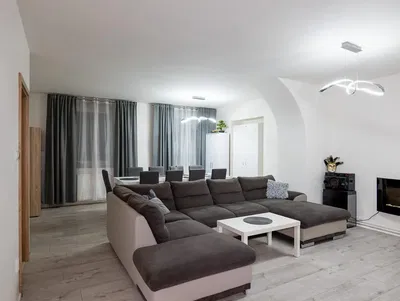 Salon; lumière naturelle, style moderne, carrelage