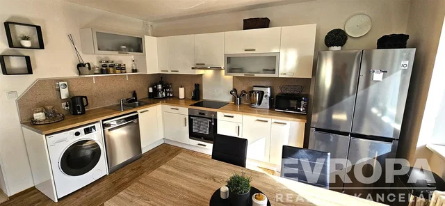 Küche; küchengeräte, tageslicht, moderner stil, holzboden