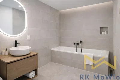 Badezimmer; fliesenboden, renoviert, tageslicht, moderner stil