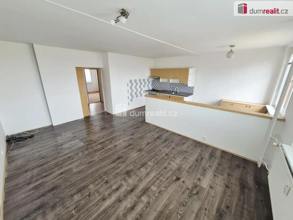 Mutfak; ahşap zemin, doğal ışık