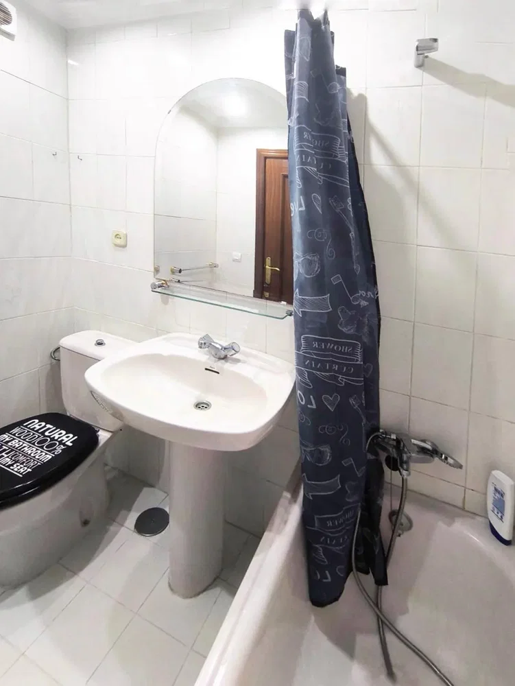 Banyo; fayans zemin, doğal ışık