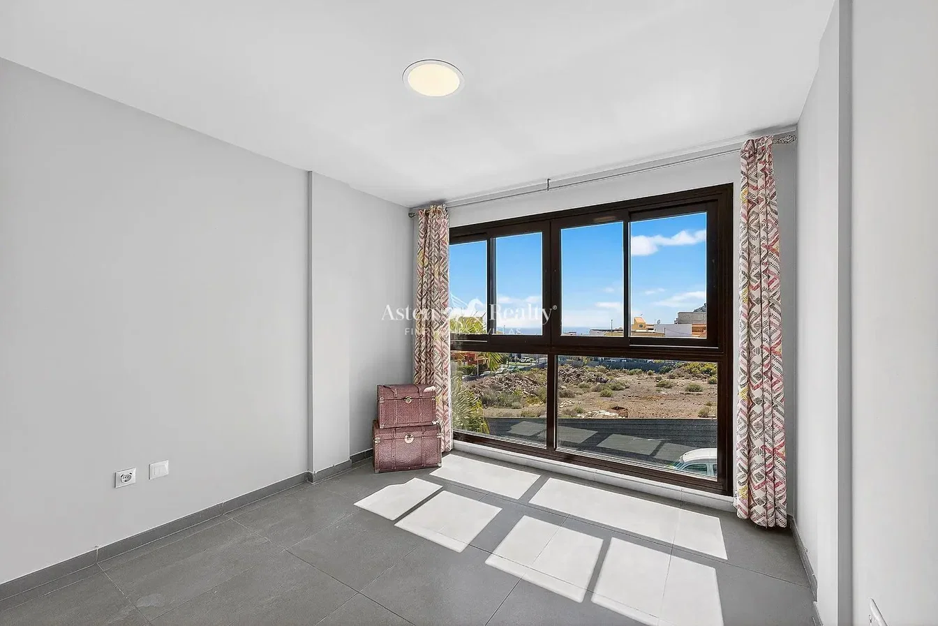 Oturma odası; manzara, doğal ışık, fayans zemin